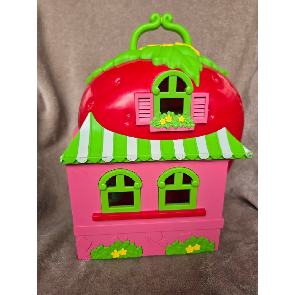 2015 Strawberry Shortcake Berry Sweet Home Playset Strawberry Dollhouse Toy